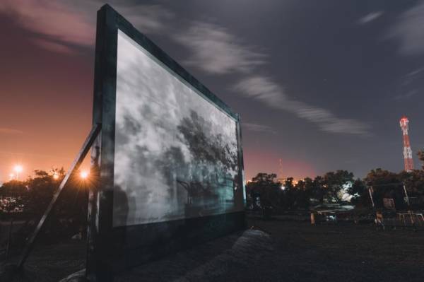 السينما المفتوحة في موسم السودة تجربة كلاسيكية تحت النجوم جريدة الوطن السعودية
