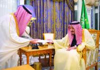 مع رسالة من ملك البحرين