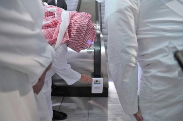 جهاز لتعقيم مماسك السلالم الكهربائية في المسجد الحرام - جريدة الوطن