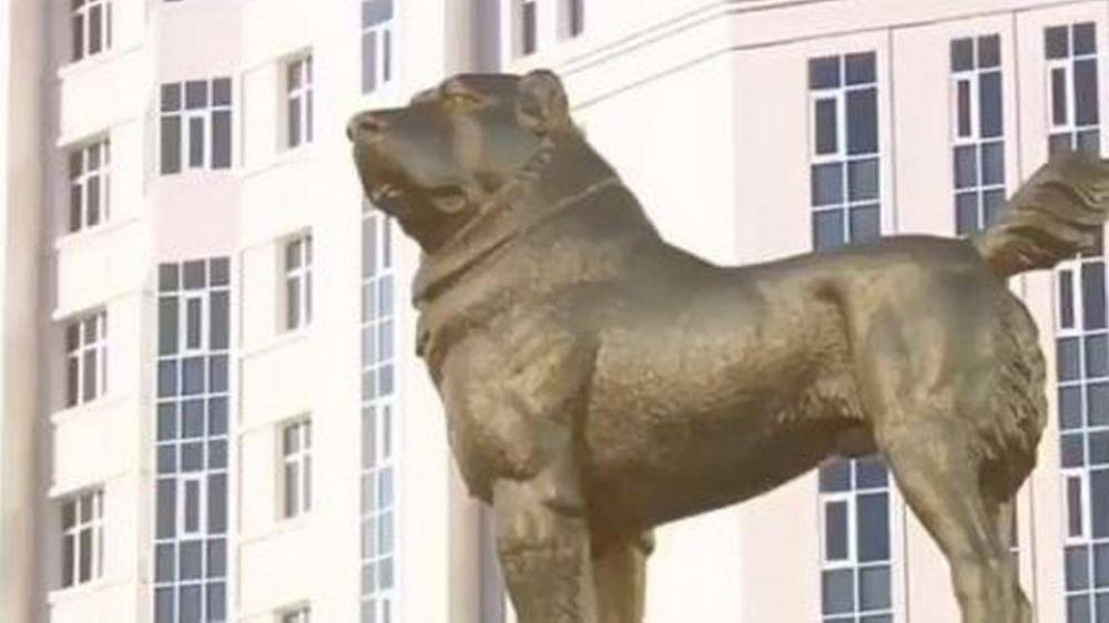 رئيس تركمانستان يدشن تمثال كلب ذهبيا