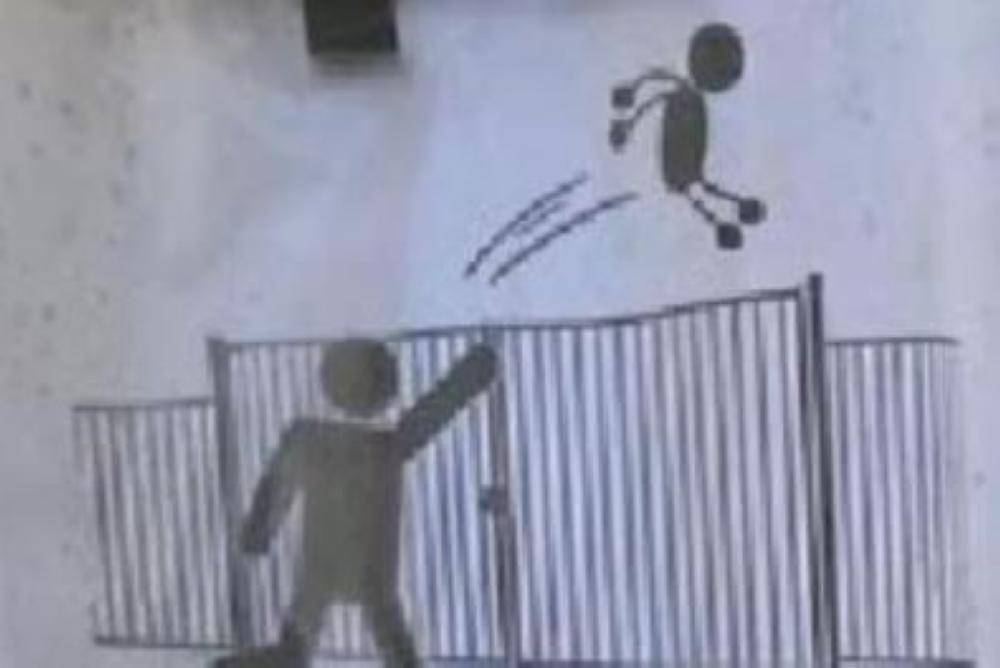 مدرسة تطلب من الأهل عدم إلقاء أبنائهم المتأخرين من فوق السور