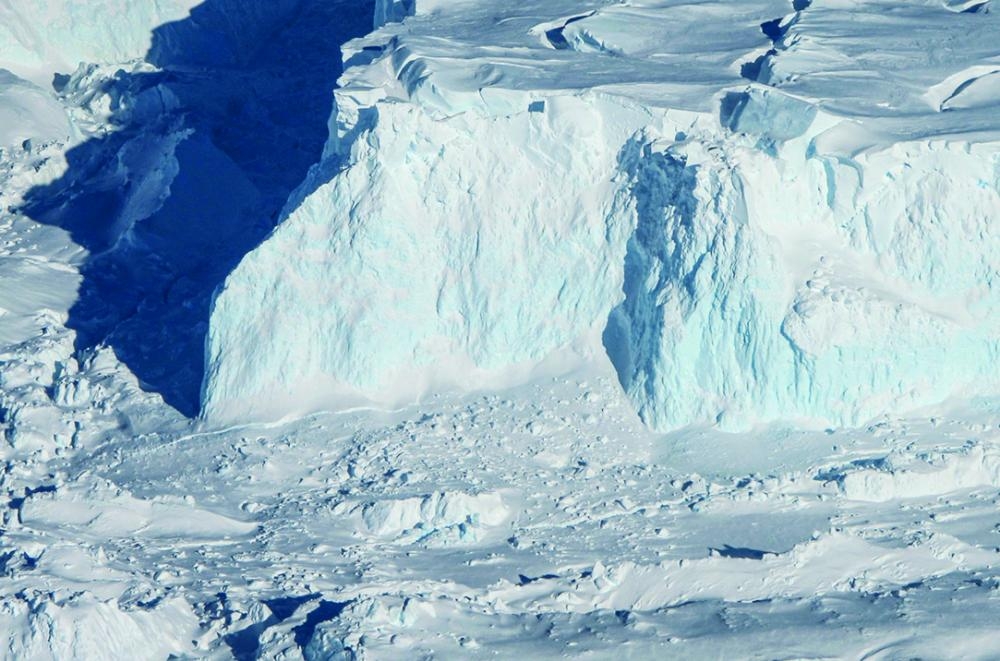 جبل جليدي معرض للانهيار والذوبان