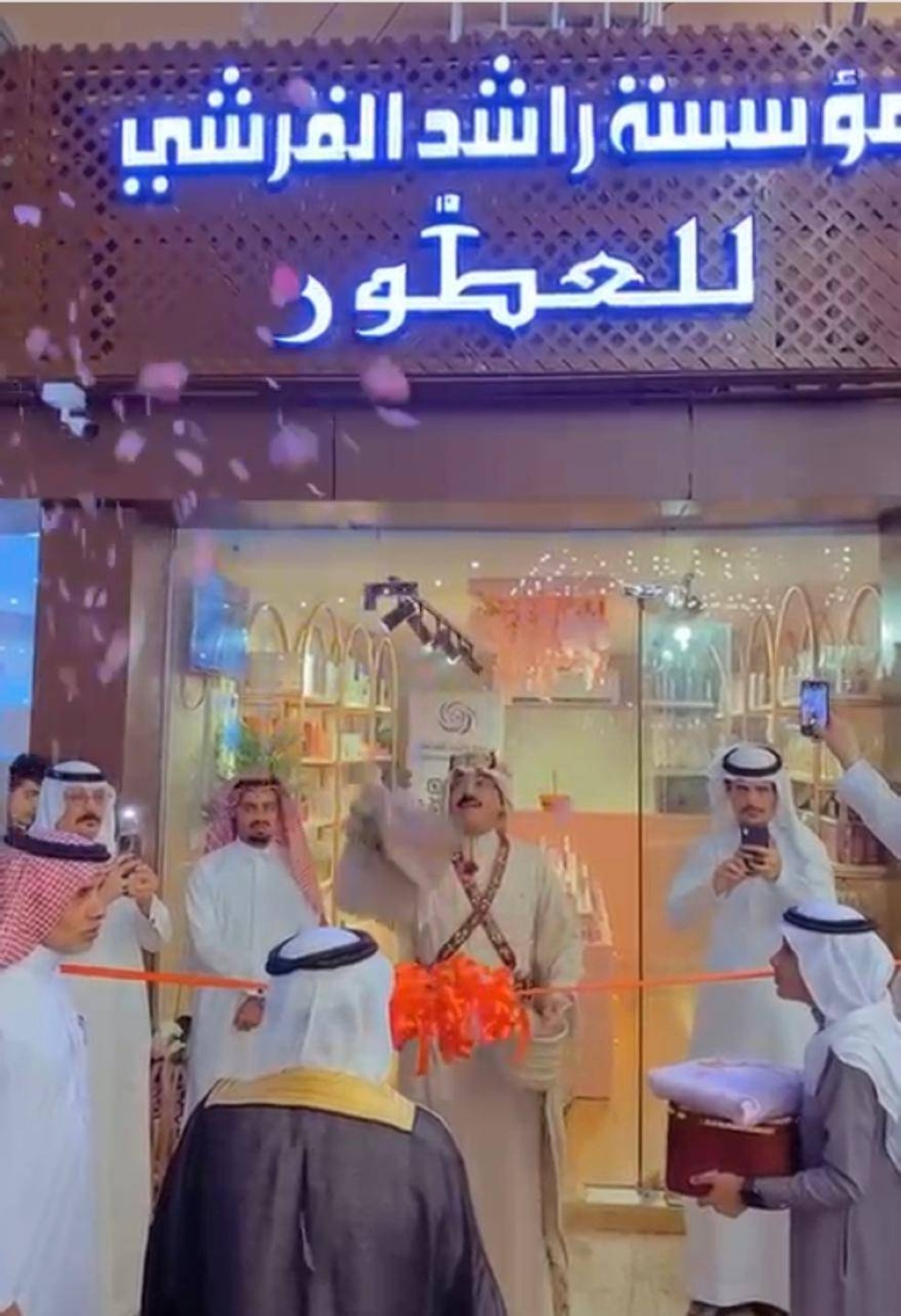 Image:إقبال متزايد على الورد الطائفي مع اقتراب العيد