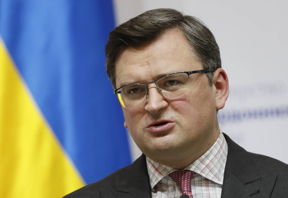 كلب ضخم يعض وزير الخارجية الأوكراني