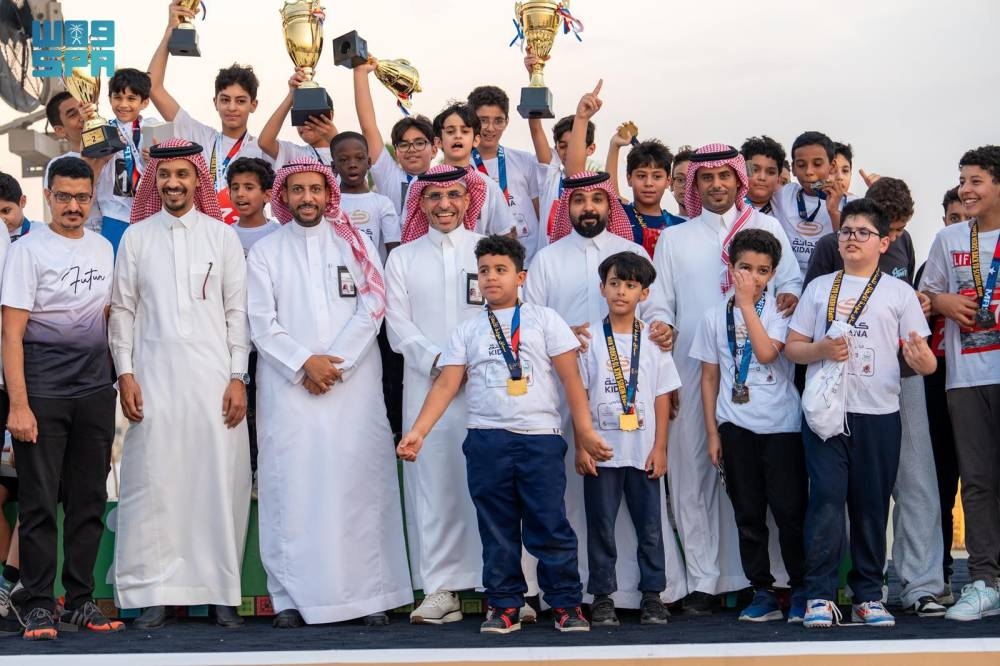 300 طالب في سباق العودة للمدارس