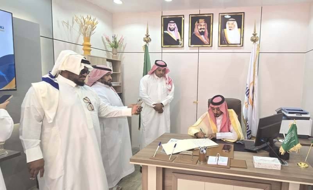 محافظ بارق يدشن جمعية عين الإعلامية