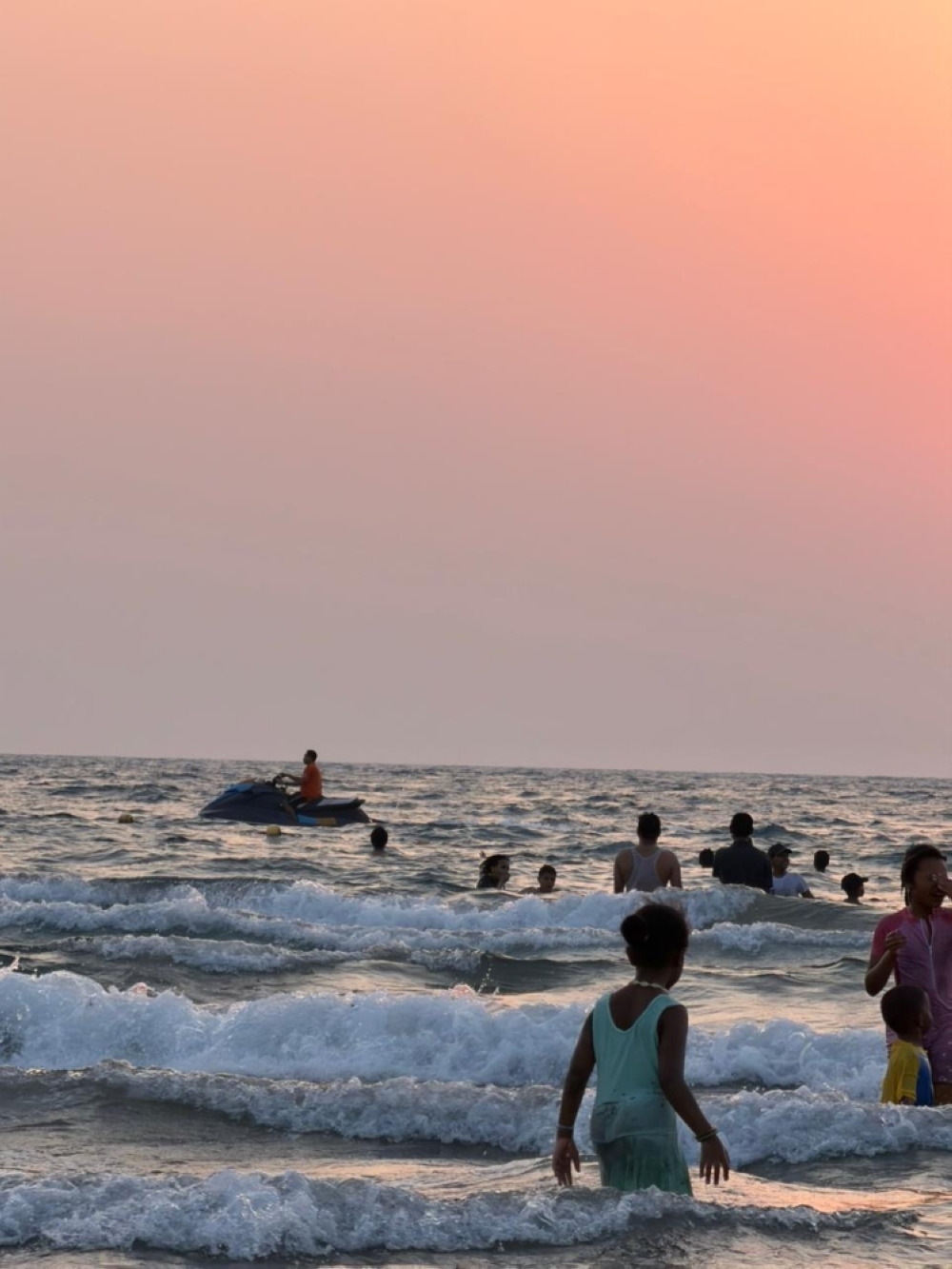 شتاء القنفذة يستهوي الزوار ومحبي السباحة