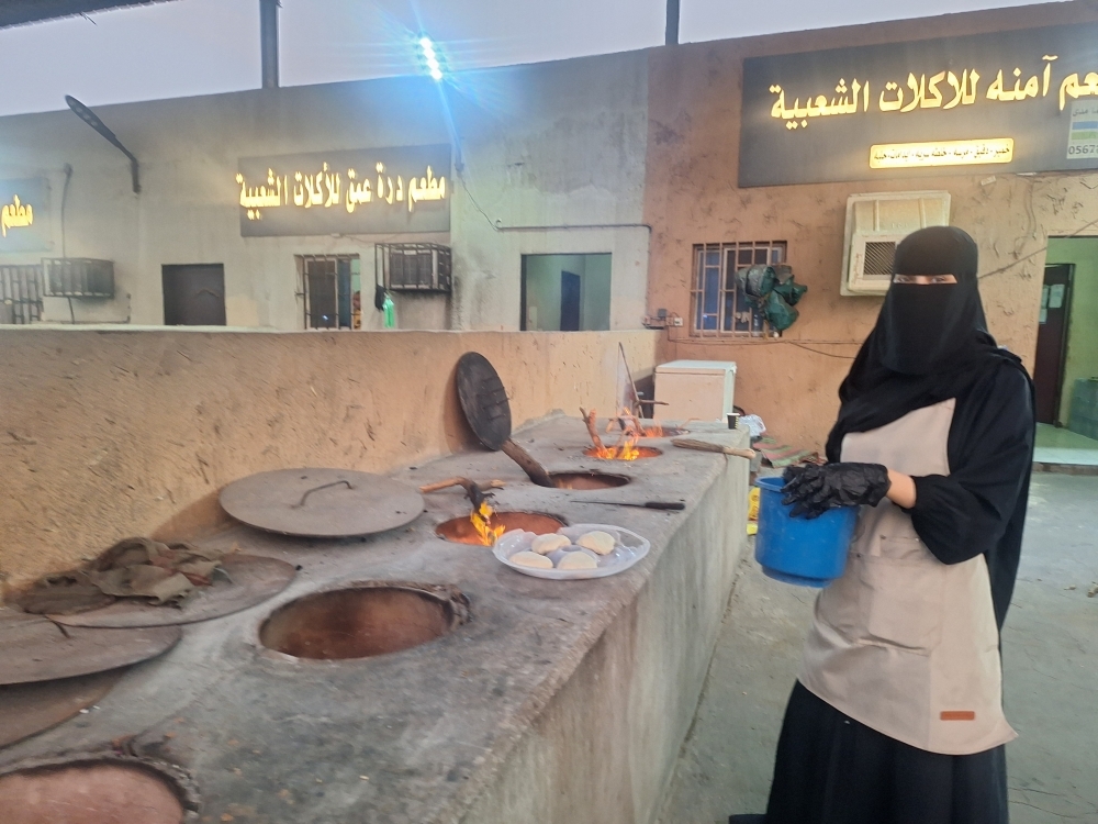 فتاة تنافس العمالة بشغف #الطهي_الشعبي 