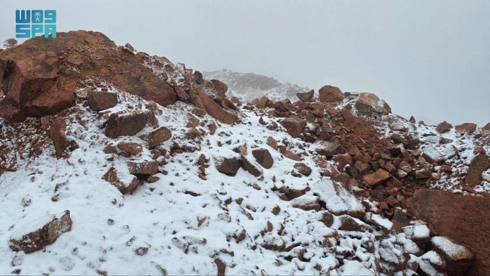 تساقط للثلوج على مرتفعات تبوك وتوقعات بامتدادها للرياض والقصيم 