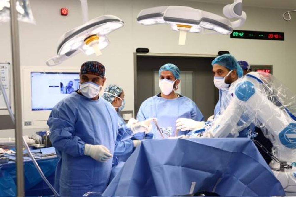 أول عملية لاستبدال مفصل الركبة باستخدام تقنية الروبوت 