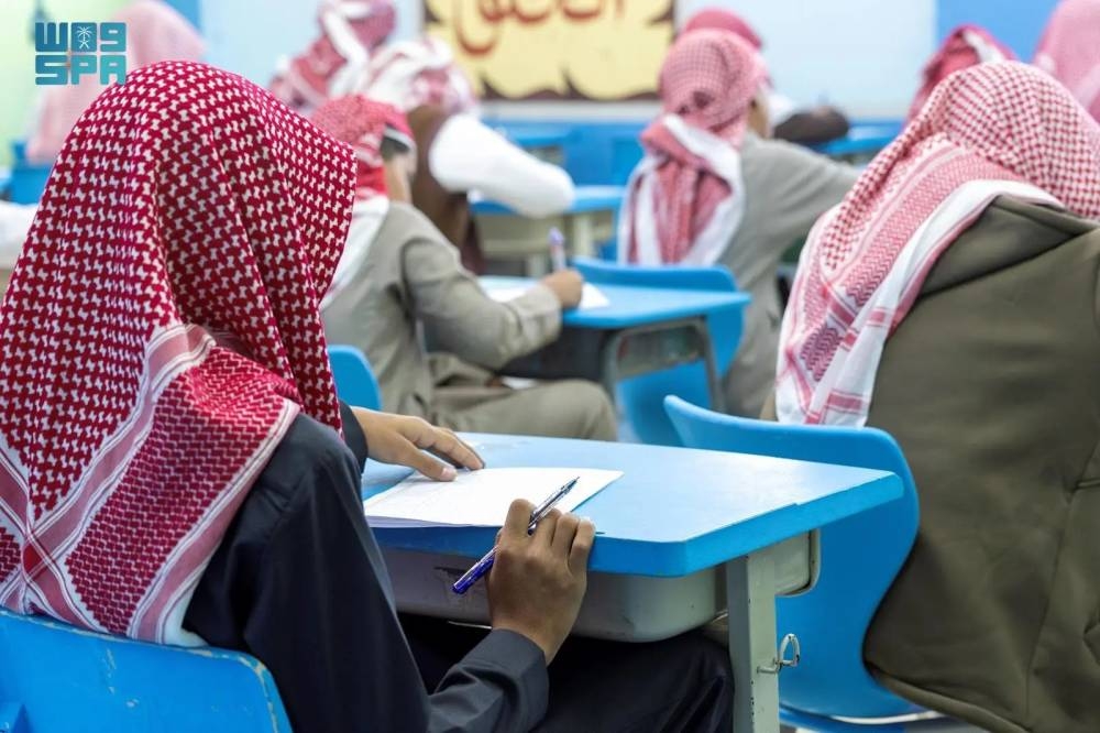 انتهاء الفترة الدراسية الأولى بالاختبارات وتوزيع الكتب 