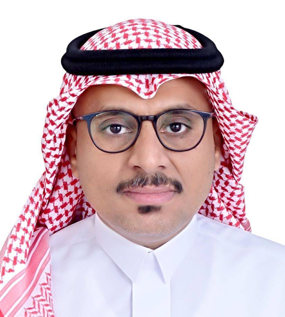 الشريف أستاذا مشاركا 