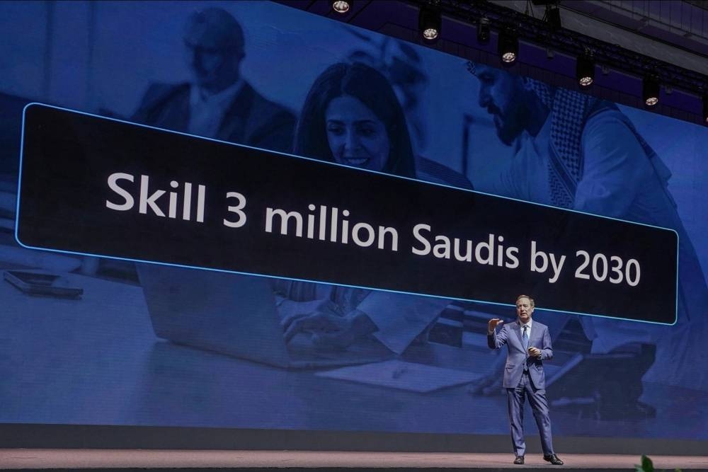 تدريب 3 ملايين سعودي على الـAI و Microsoft تستلهم قصة أبل الصين في الرياض 