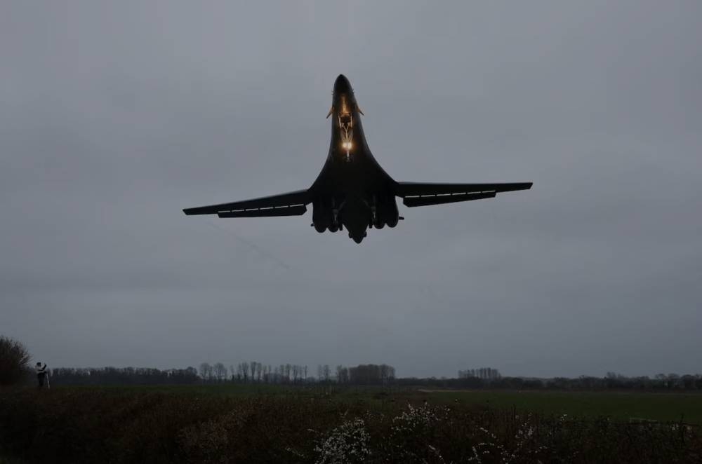 مع دخول الحرب المتوسعة بين الولايات المتحدة وإيران أسبوعها الـ 2 وسط تصعيد إيراني متواصل باتجاه دول الخليج العربية، فيما تظل نهاية الحرب غامضة، مع استمرار عدم اليقين حول كيفية أو توقيت...