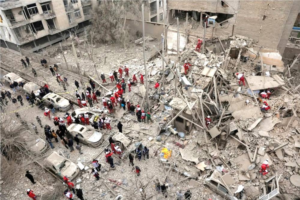 قاذفات أمريكا تدك طهران ومسيرات الثوري تستهدف الخليج 