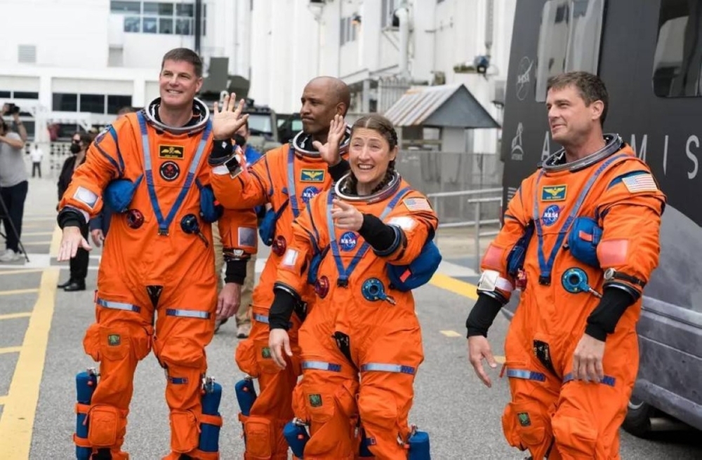 البرتقالي ينقذ رواد مهمة Artemis II 