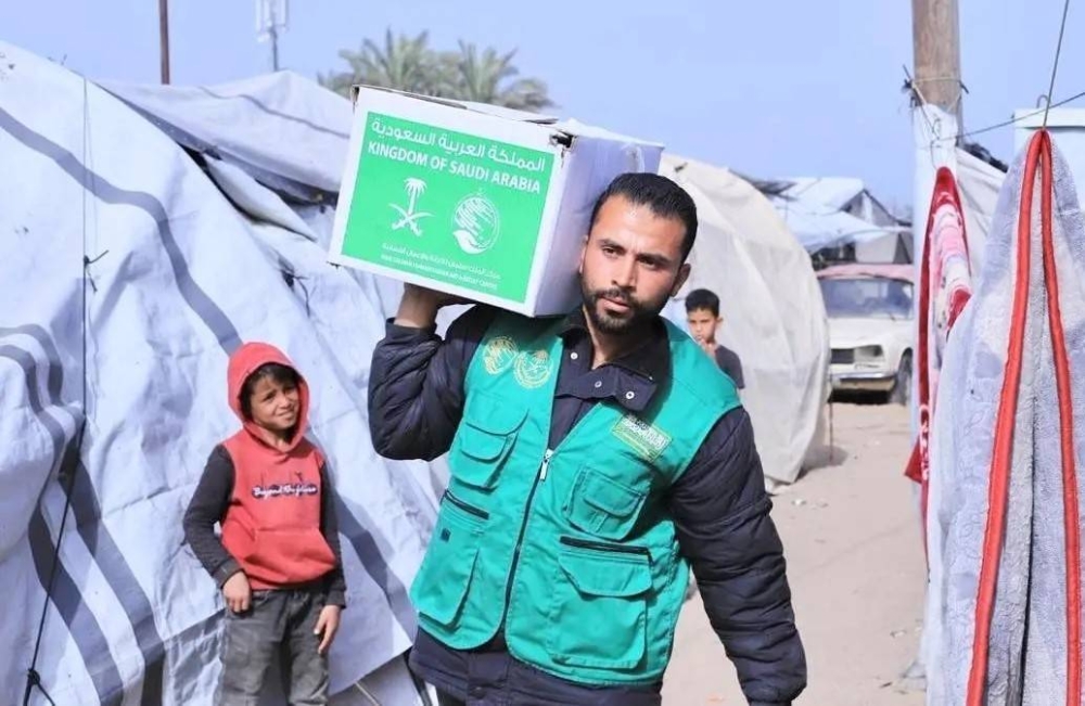 مركز الملك سلمان للإغاثة يواصل توزيع سلال الغذء في غزة 