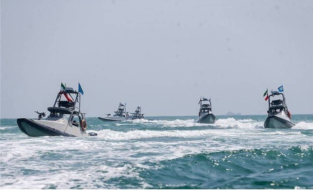 أسطول البعوض يهدد هرمز. ترمب يتوعد بتدمير إيران ومفاوضات النووي معلقة 