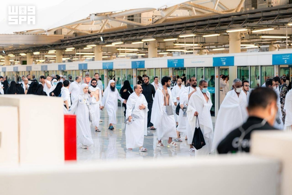 الحجاج ينفرون من عرفات إلى مزدلفة 