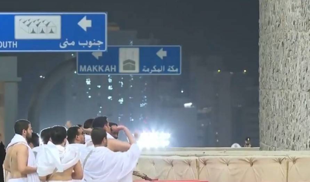 مع إشراقة يوم النحر.. ضيوف الرحمن يبدؤون رمي جمرة العقبة الكبرى 