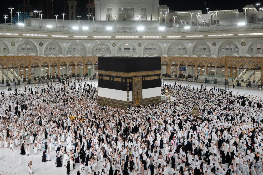 ضيوف الرحمن يؤدون طواف الإفاضة بانسيابية في المسجد الحرام 