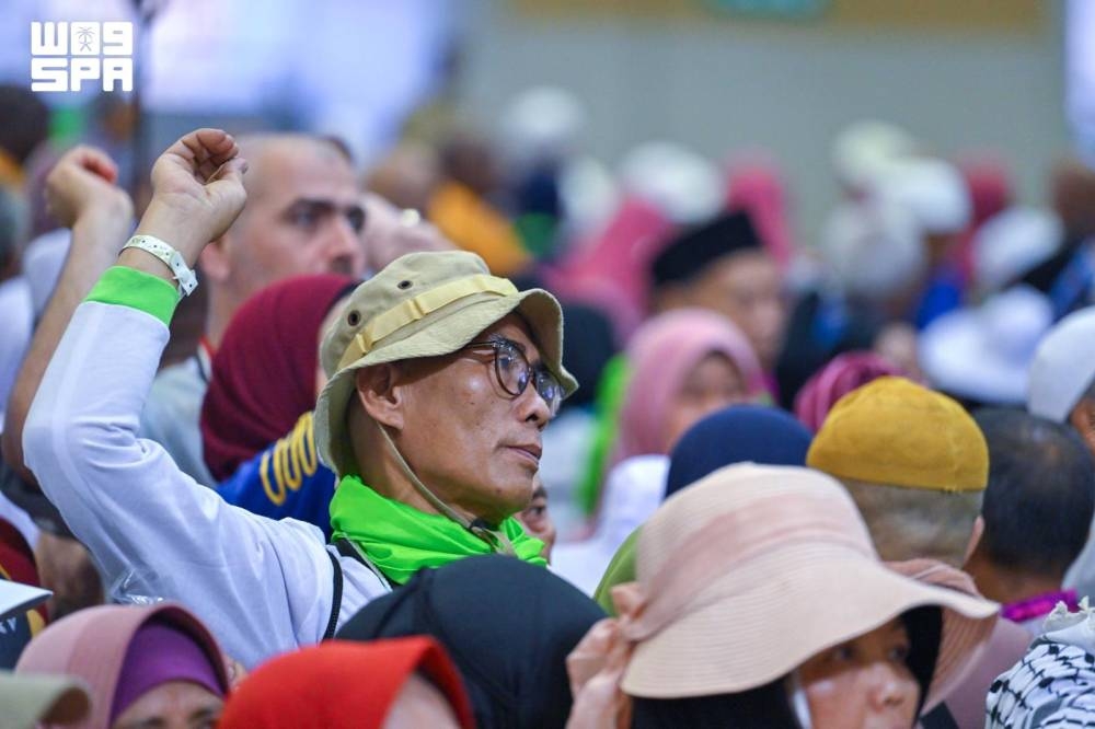 49 حصاة تختصر مشهد رمي الجمرات في منى 
