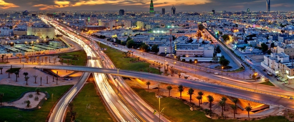 كارين إليوت هاوس بين سعوديتين: من تفسير المملكة التقليدية إلى ملاحقة المملكة المتحولة 