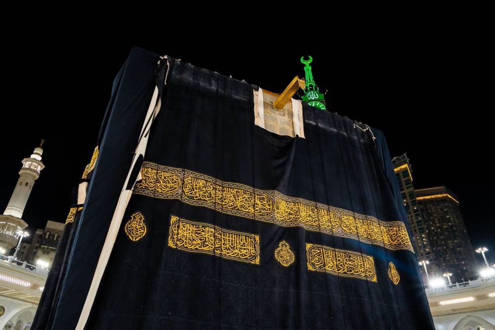 الهيئة العامة للعناية بشؤون الحرمين تنهي مراسم تغيير كسوة الكعبة 
