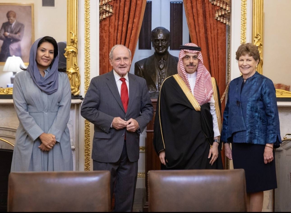 وزير الخارجية يلتقي رئيس لجنة العلاقات الخارجية في مجلس الشيوخ الأمريكي 