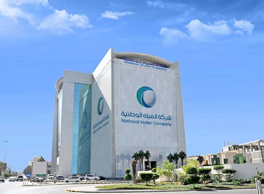 إذا كان استهلاكك هو 40 متراً مكعباً، فستحتسب فاتورتك الجديدة الشاملة للمياه والصرف الصحي بعد 1 يناير 2027م على النحو التالي: أول 15 م³ (الشريحة الأولى): 15 م³ 1.5 ريال = 22.5 ريال. الـ 15 م³ التالية (الشريحة الثانية): 15 م³ 3 ريالات = 45 ريالاً. الـ 10 م³ المتبقية (الشريحة الثالثة): 10 م³ 6 ريالات = 60 ريالاً. الرسم الثابت الجديد للعداد (قطر حتى 20 ملم): 30 ريالاً شهرياً. إجمالي الفاتورة الجديدة: 157.5 ريال وهي غير شاملة لضريبة القيمة المضافة 