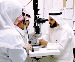 استشاري ينصح مرضى العيون بتجنب الليزك جريدة الوطن السعودية